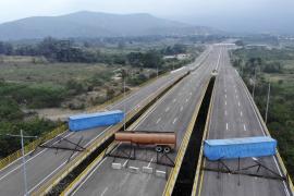 Власти Венесуэлы блокировали путь для гуманитарной помощи из США