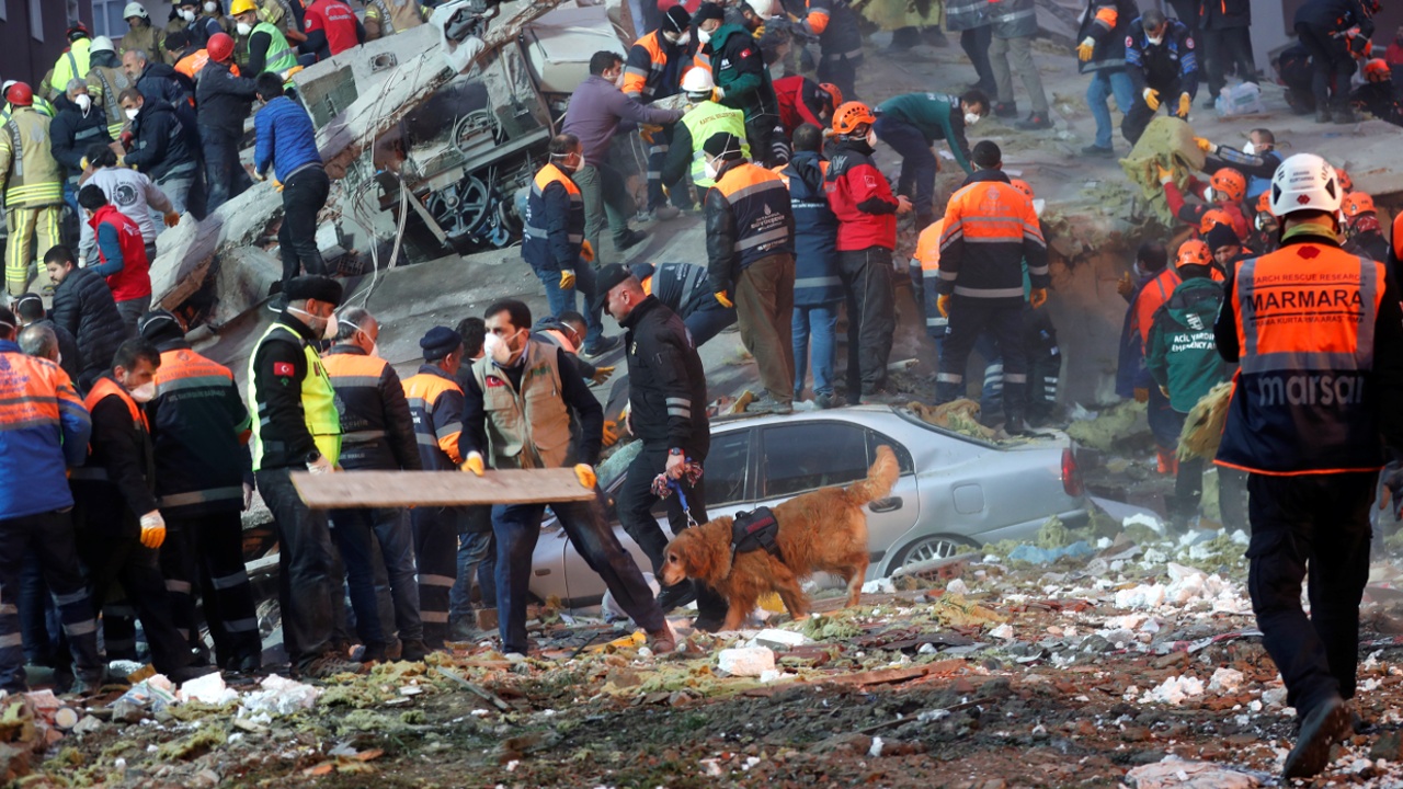 Из-под завалов рухнувшего жилого дома в Стамбуле извлекли два тела