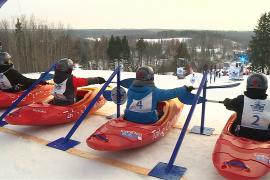 В Эстонии из-за потепления прервали гонки на каяках по снежному склону