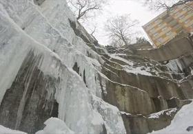 Альпинисты покоряют ледяную стену в центре чешского города