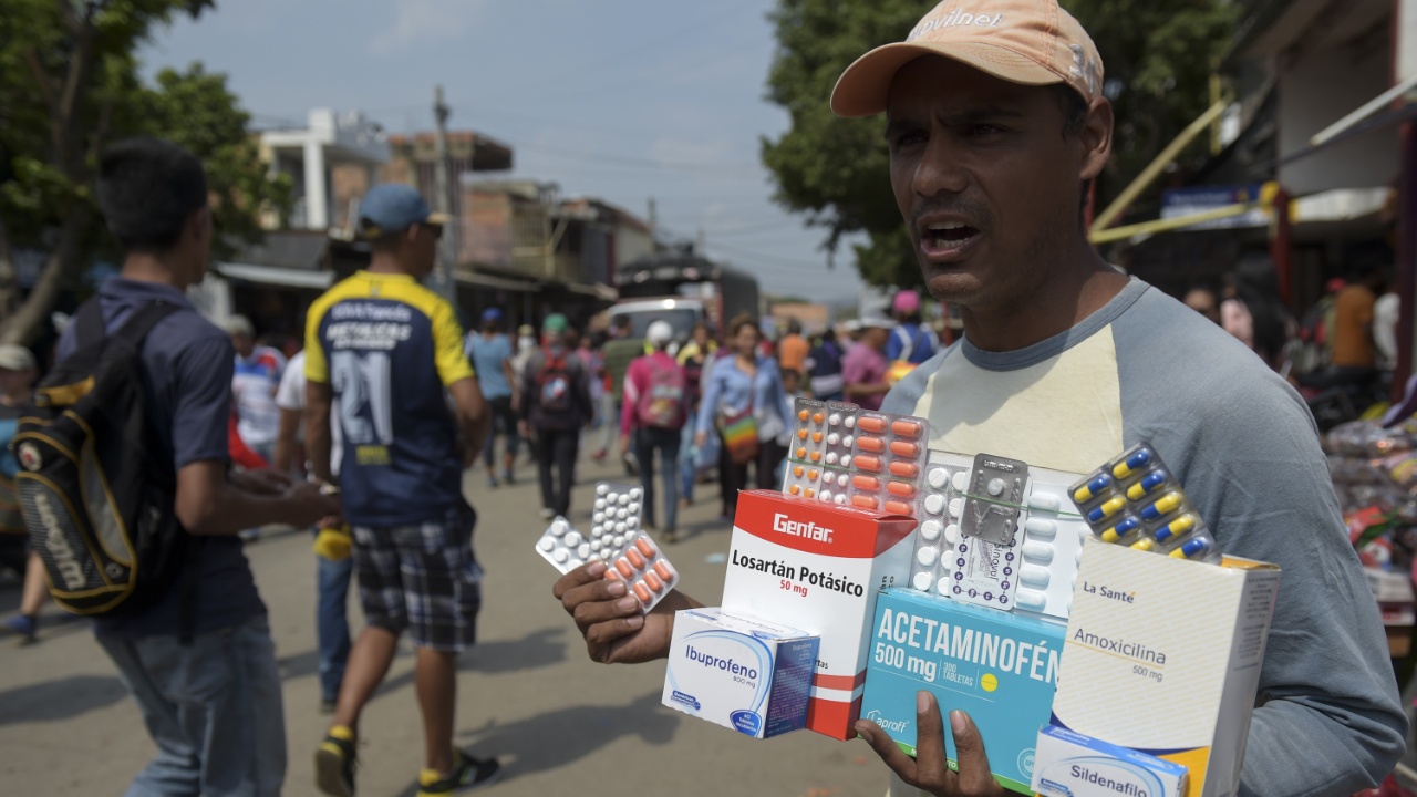 Венесуэльцы пересекают границу, чтобы купить лекарства и еду