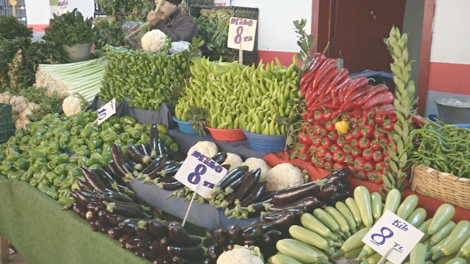 Власти Турции открыли рынки с дешёвыми овощами и фруктами
