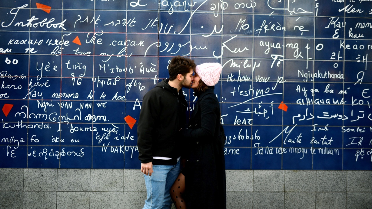 Как в Париже отметили День всех влюблённых