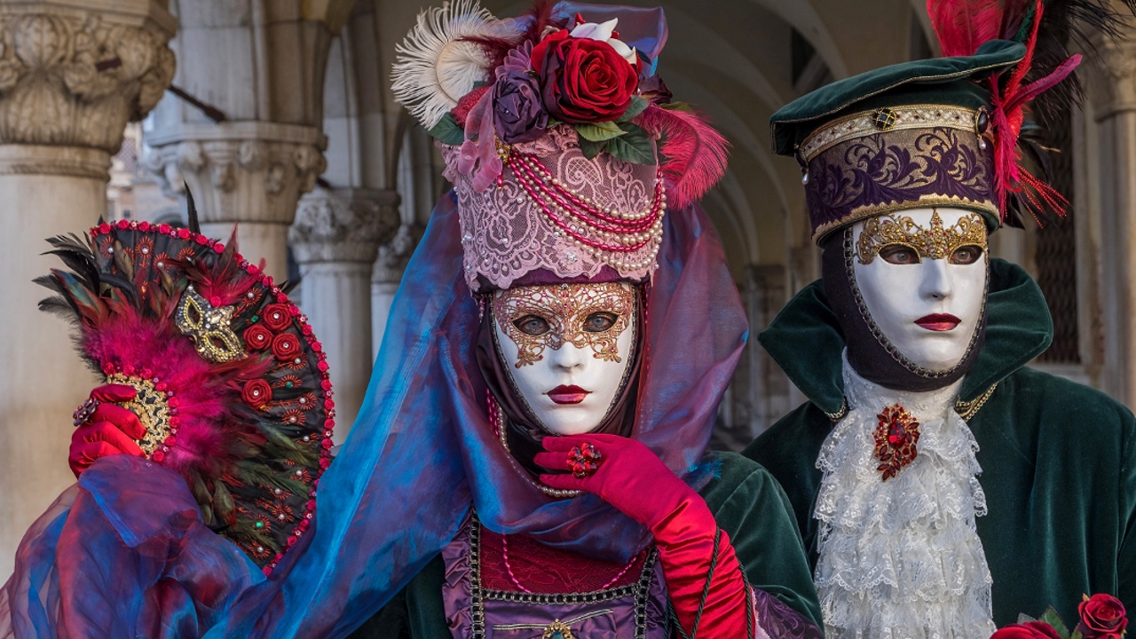 Венецианский карнавал: принцессы и пираты на параде гондол