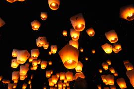 Сотни светящихся фонариков поднялись в небо над Тайванем