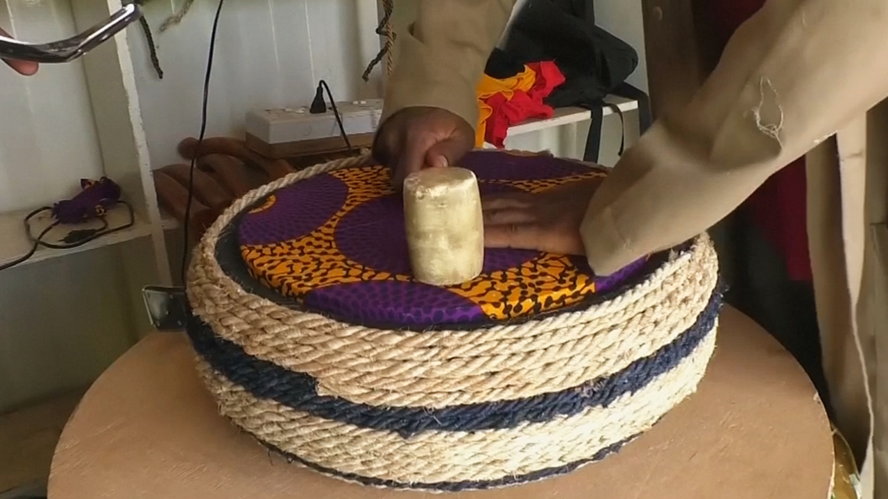 Житель Ганы делает дизайнерскую мебель из старых шин