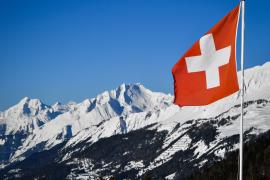 В Швейцарии лавина накрыла лыжников, поиски продолжаются