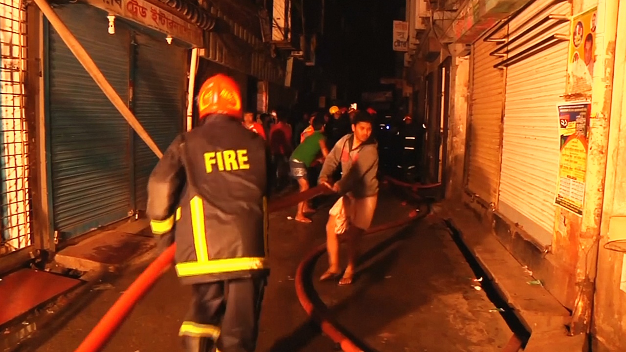 Число жертв пожара в Дакке возросло до 70