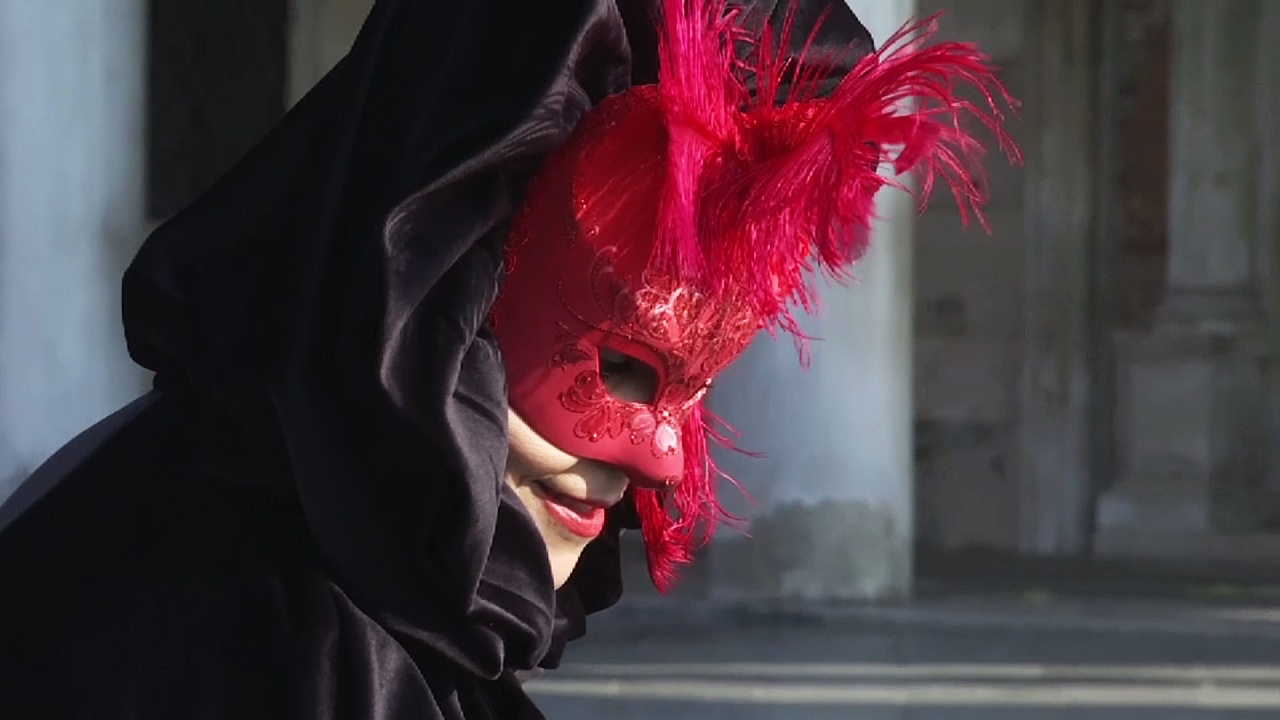 Итальянец делает венецианские маски по старинным технологиям