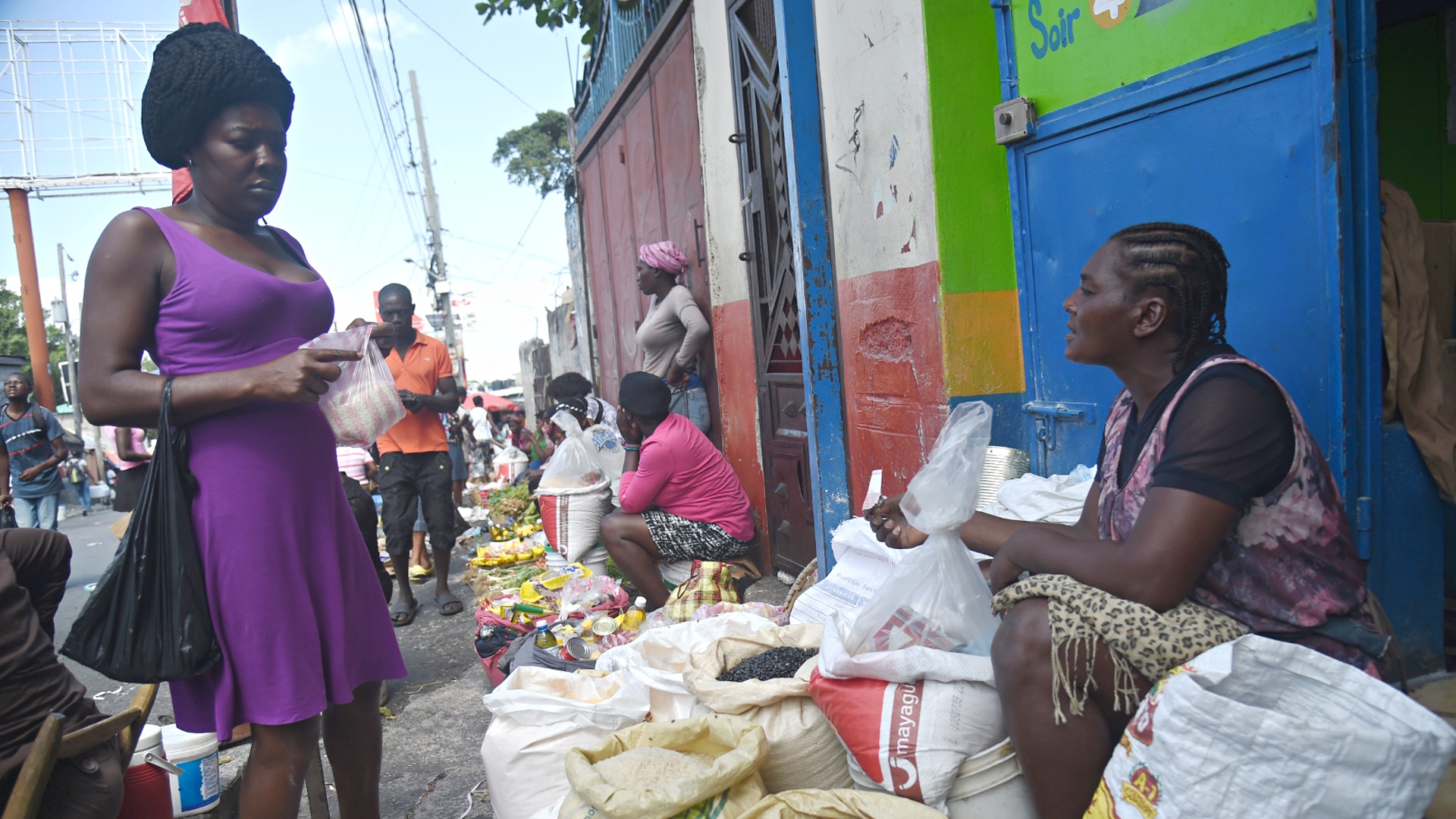 Беспорядки на Гаити разоряют рыночных торговцев