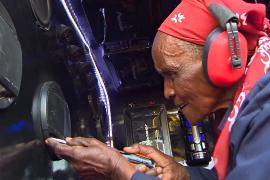 80-летняя кенийка стала королевой рынка, делая звуковые системы для авто