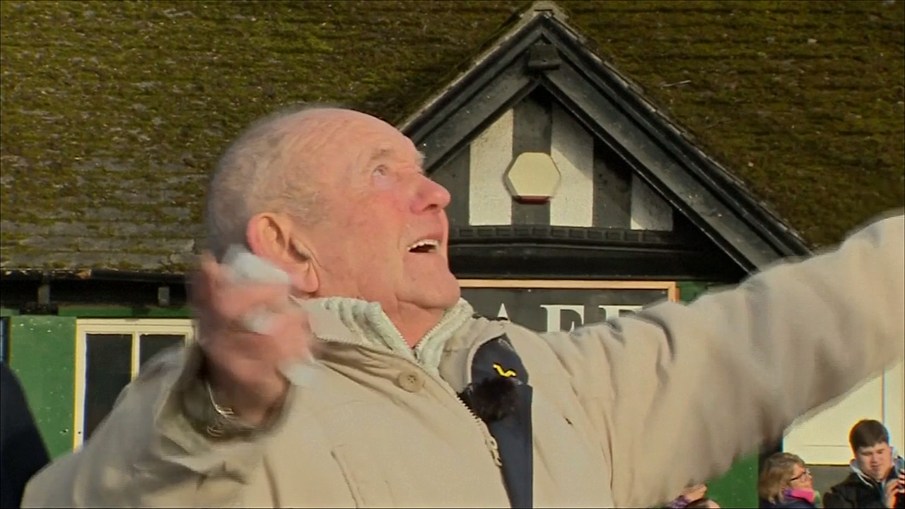 Зачем 82-летний житель Шеффилда организовал воздушный парад истребителей