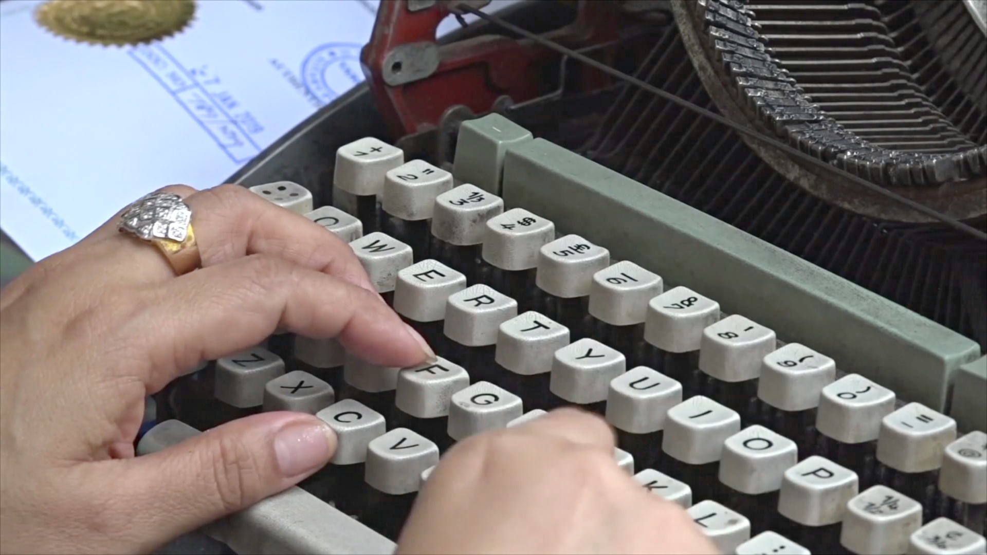 В Мьянме прямо на улицах печатают документы на машинках