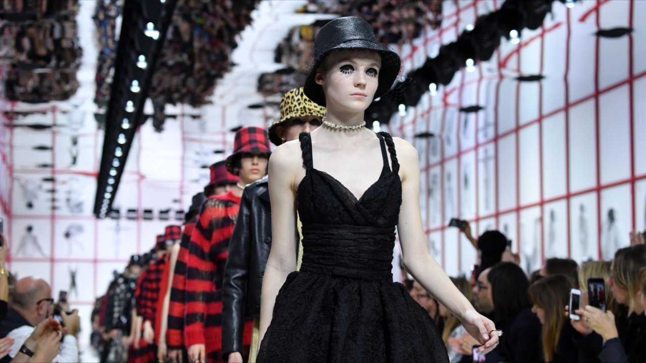 Показы Недели моды в Париже посвятили наследию Лагерфельда