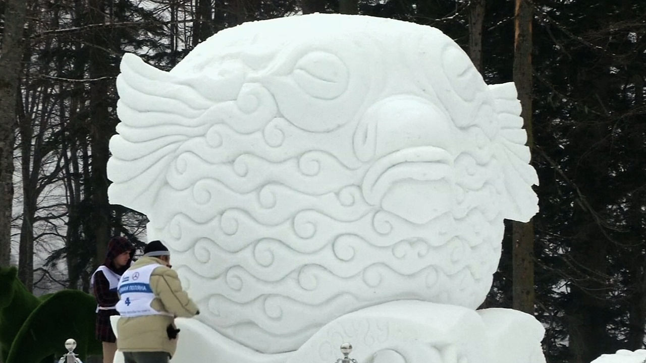 Морские существа из снега украсили Красную Поляну