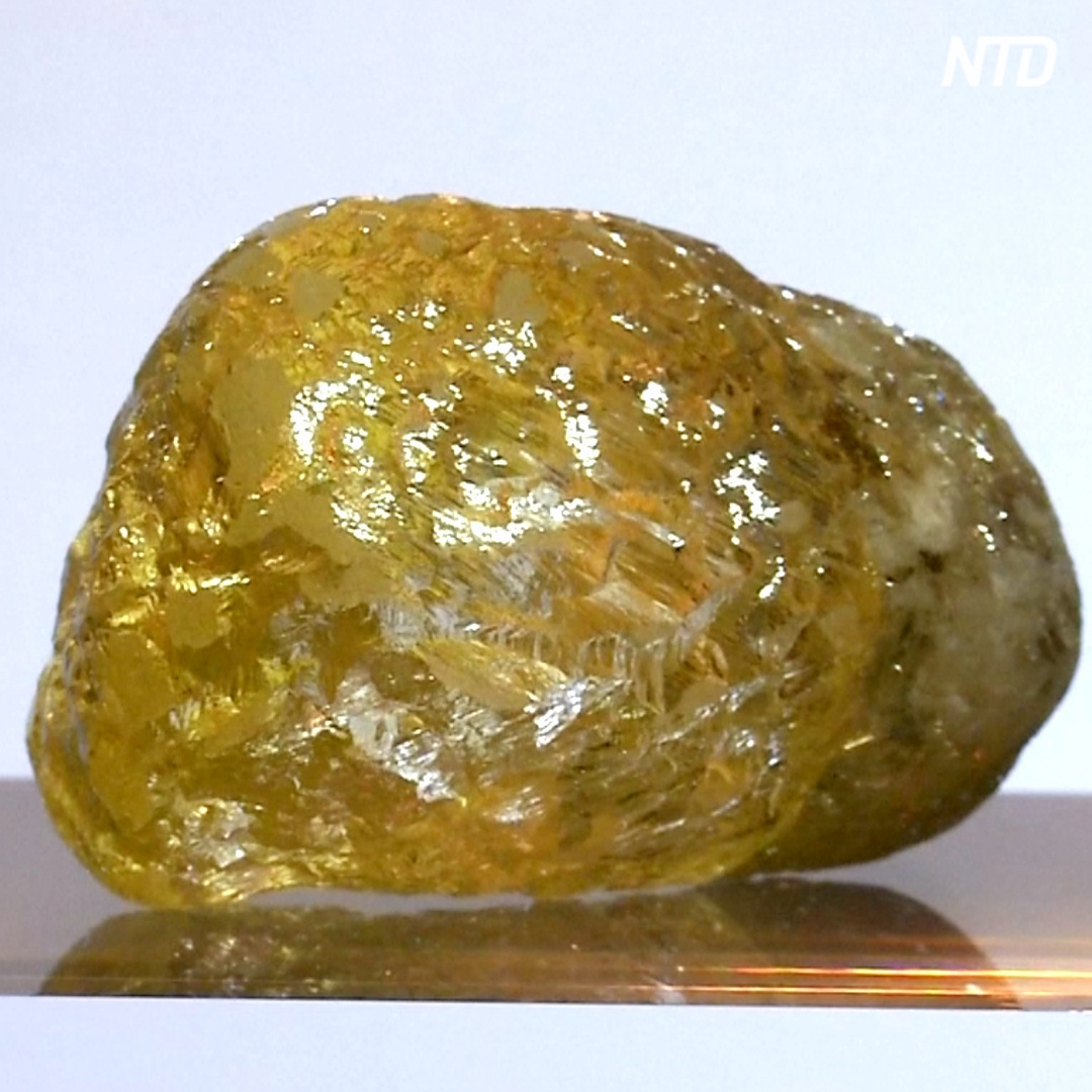 Жёлтый алмаз размером с куриное яйцо показали в Нью-Йорке