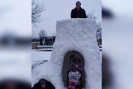 Папа построил снежный иглу для детей-инвалидов