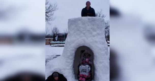 Папа построил снежный иглу для детей-инвалидов