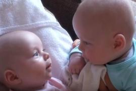 Родители снимают на видео общение близнецов-младенцев