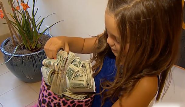 Восьмилетняя девочка вышла с плакатом и собрала 79 500 долларов для больных