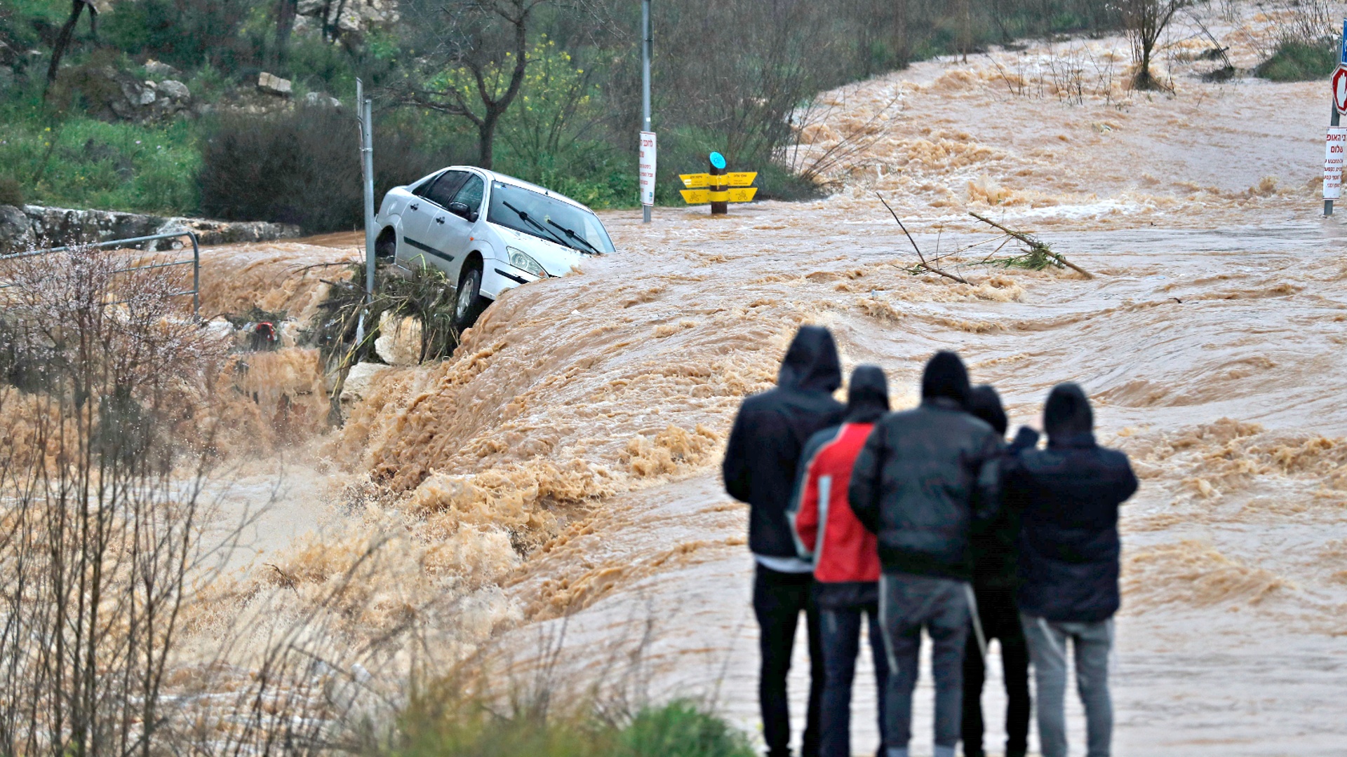 Сильные дожди: в Иордании и Израиле спасают автомобилистов