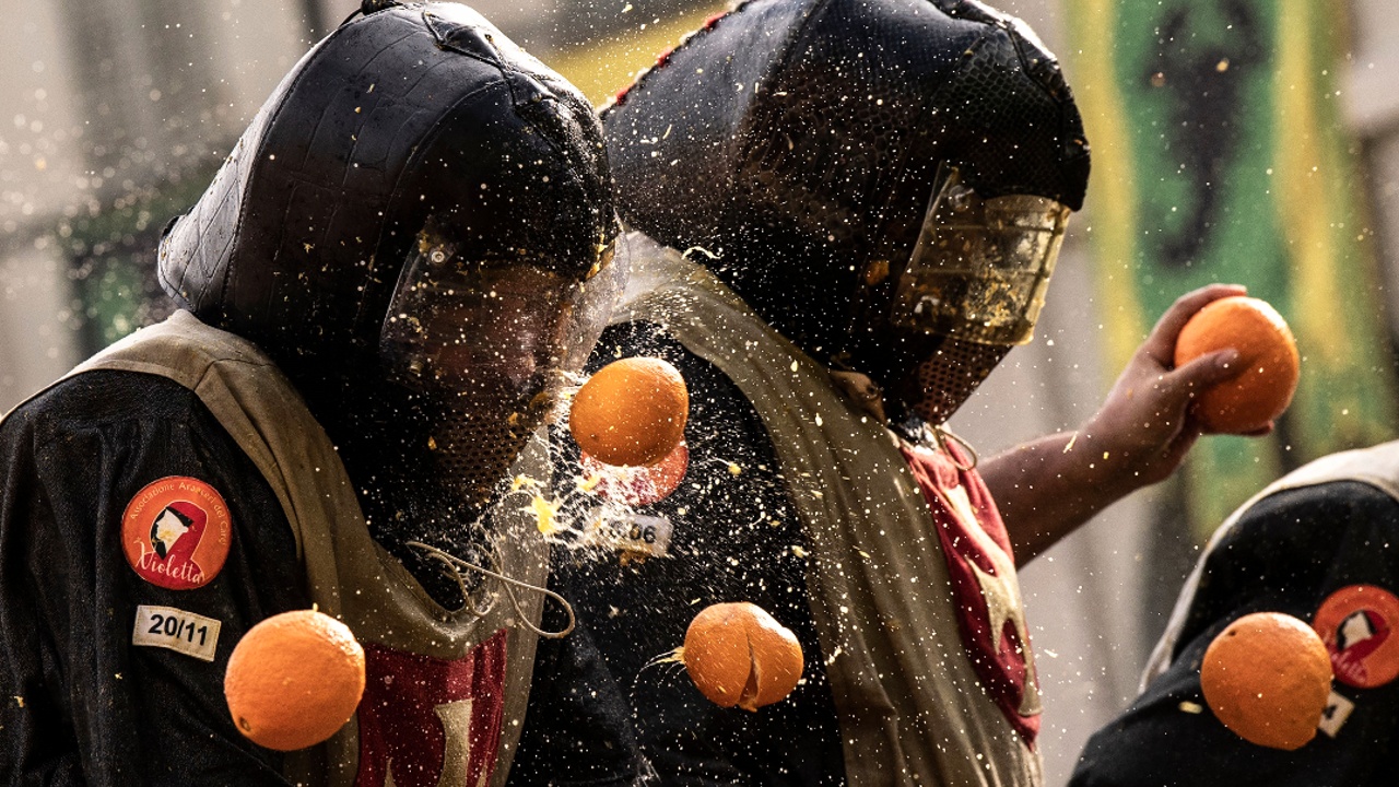 Тысячи итальянцев вышли на «Битву апельсинами»