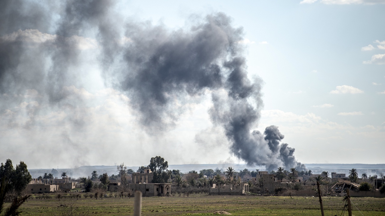ИГИЛ посылает автомобили с бомбами, чтобы атаковать наступающие войска