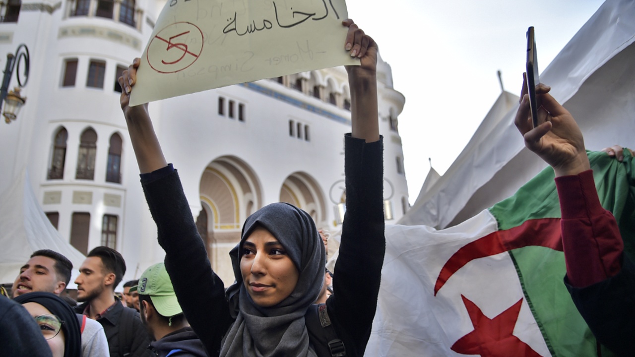 В Алжире не утихают протесты против президента
