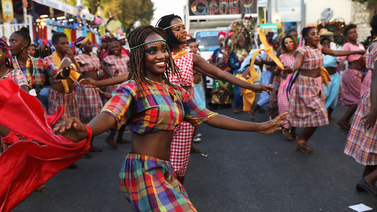 Тысячи гаитян собрались на карнавале, несмотря на протесты