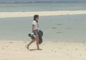 Жители Сейшелов очищают пляжи от пластиковых отходов