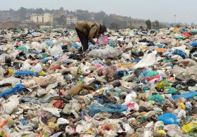 Кения не может организовать переработку мусора и тонет в пластиковых бутылках