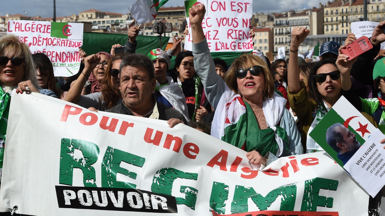 Возвращение Бутефлики: алжирцы встречают президента протестами