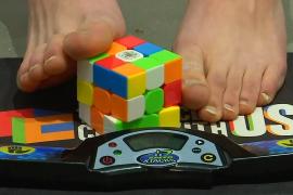 Рекордсмен-подросток показал, как собирает кубик Рубика ногами