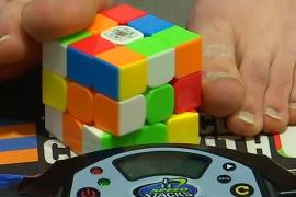 Студент собирает кубик Рубика ногами за 16 секунд