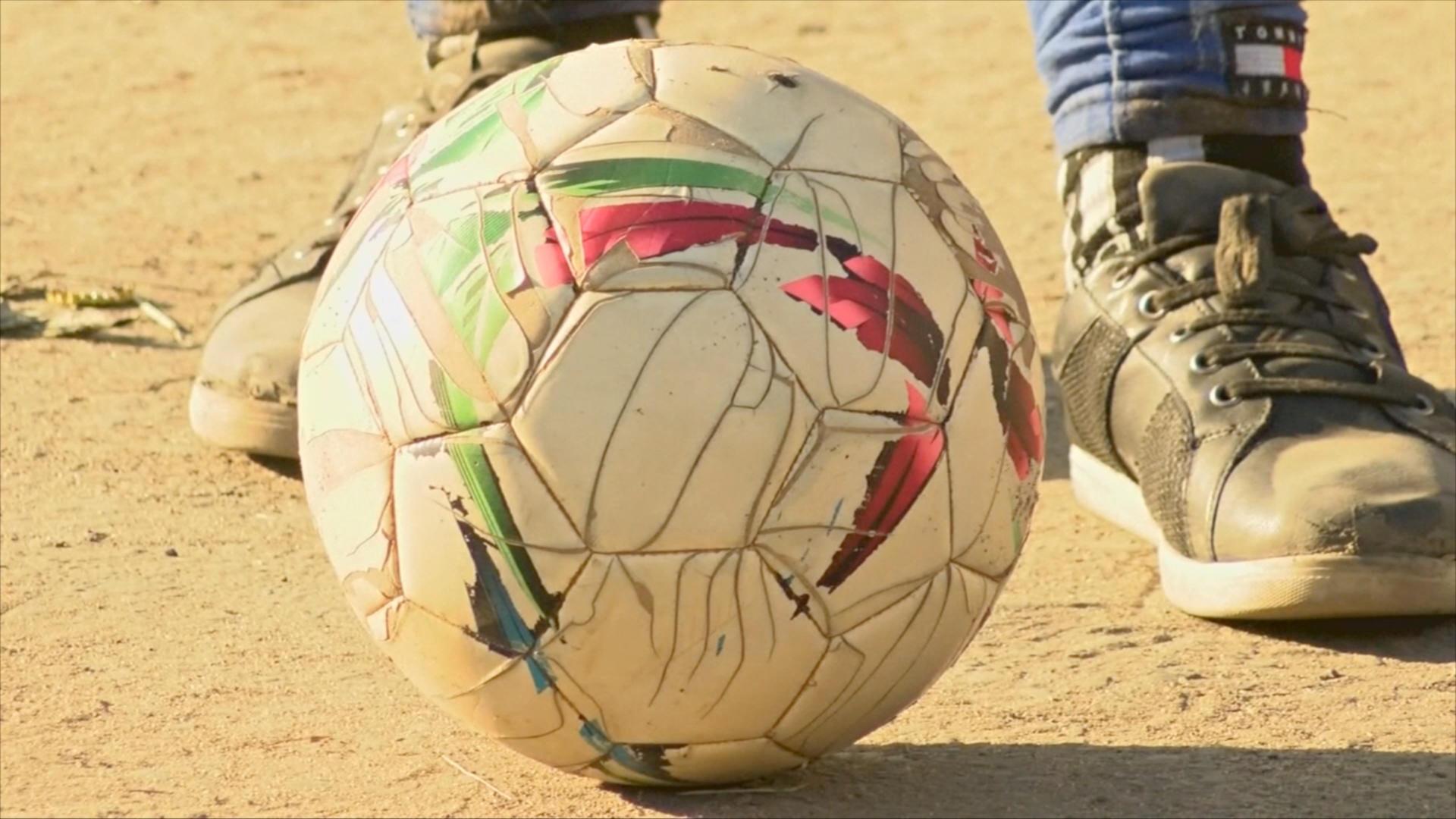 Танзанийка виртуозно жонглирует футбольным мячом