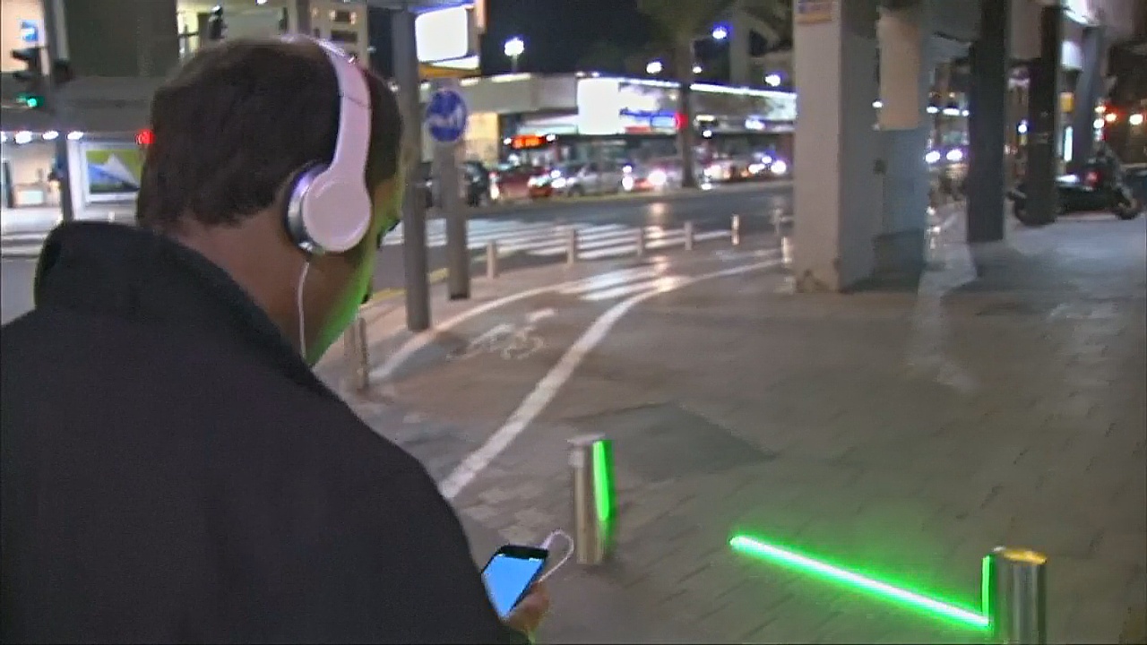 В Тель-Авиве появился светофор для смартфонозависимых