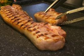 Южнокорейцы едят свинину, чтобы защититься от смога