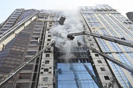 Число жертв пожара в офисном здании в Дакке возросло до 19