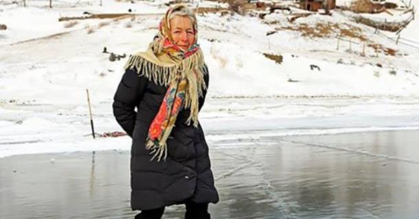 Бабушка мчится по льду Байкала на коньках, которым 76 лет