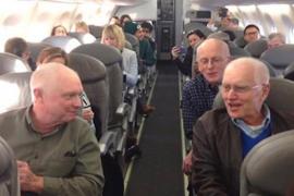 Голосистые пенсионеры пять часов поддерживали пассажиров застрявшего самолёта