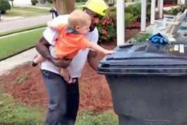 Годовалый малыш помогает уборщику делать ему свою работу