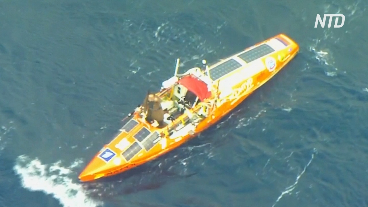 Лодку путешественника Фёдора Конюхова сняли на видео в Южном океане
