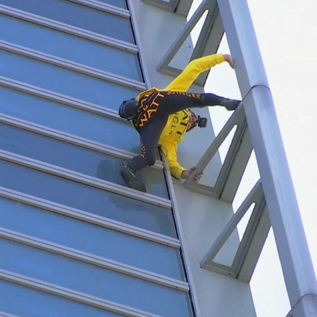 «Человек-паук» забрался на небоскрёб ради Собора Парижской Богоматери