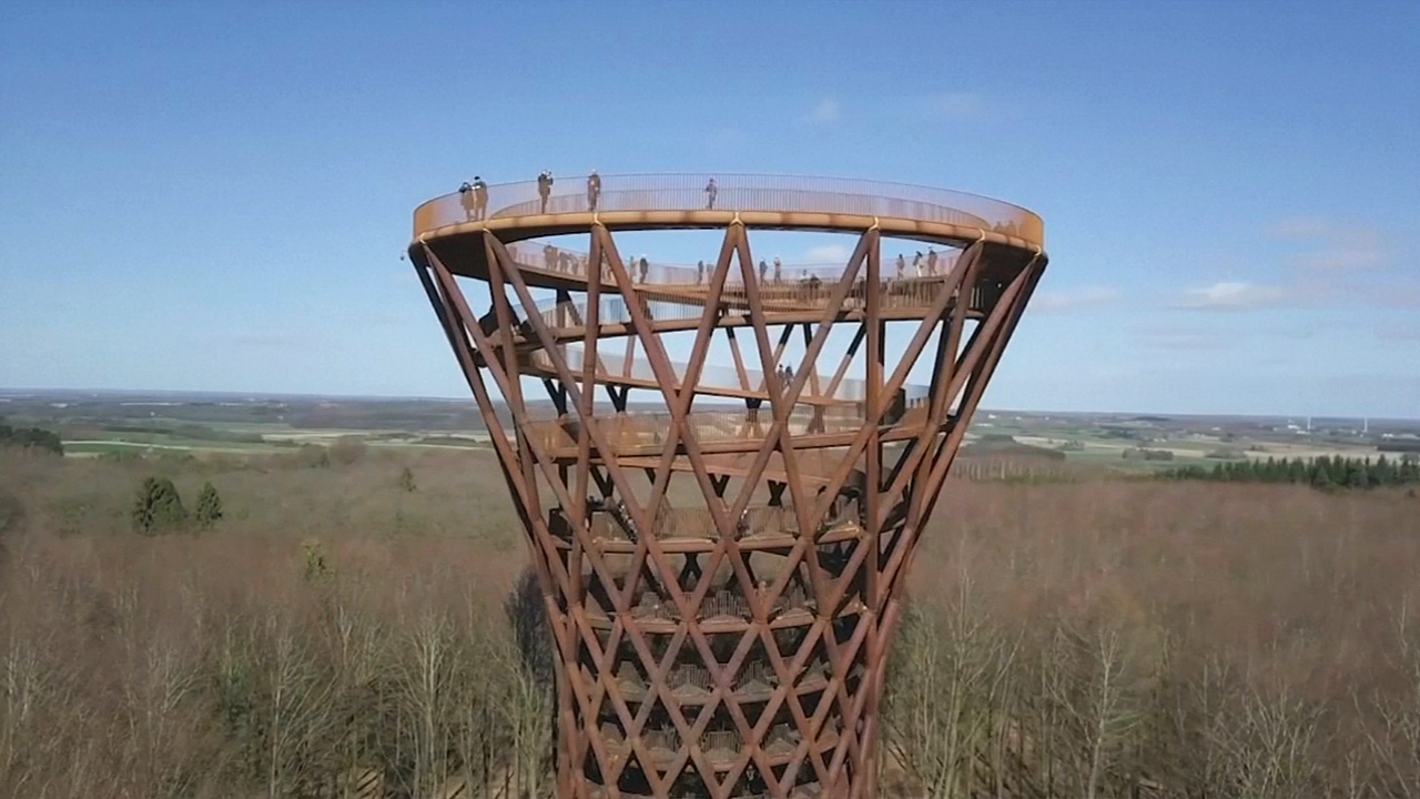 Гигантская смотровая башня выросла посреди датского леса