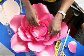 Нигерийка делает цветы из ненужной бумаги и учит этому других