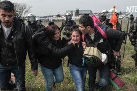 Мигранты возвращаются в лагерь после неудачной попытки прорваться через границу Греции