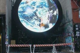 Вид Земли со спутника НАСА транслируют на улице Нью-Йорка