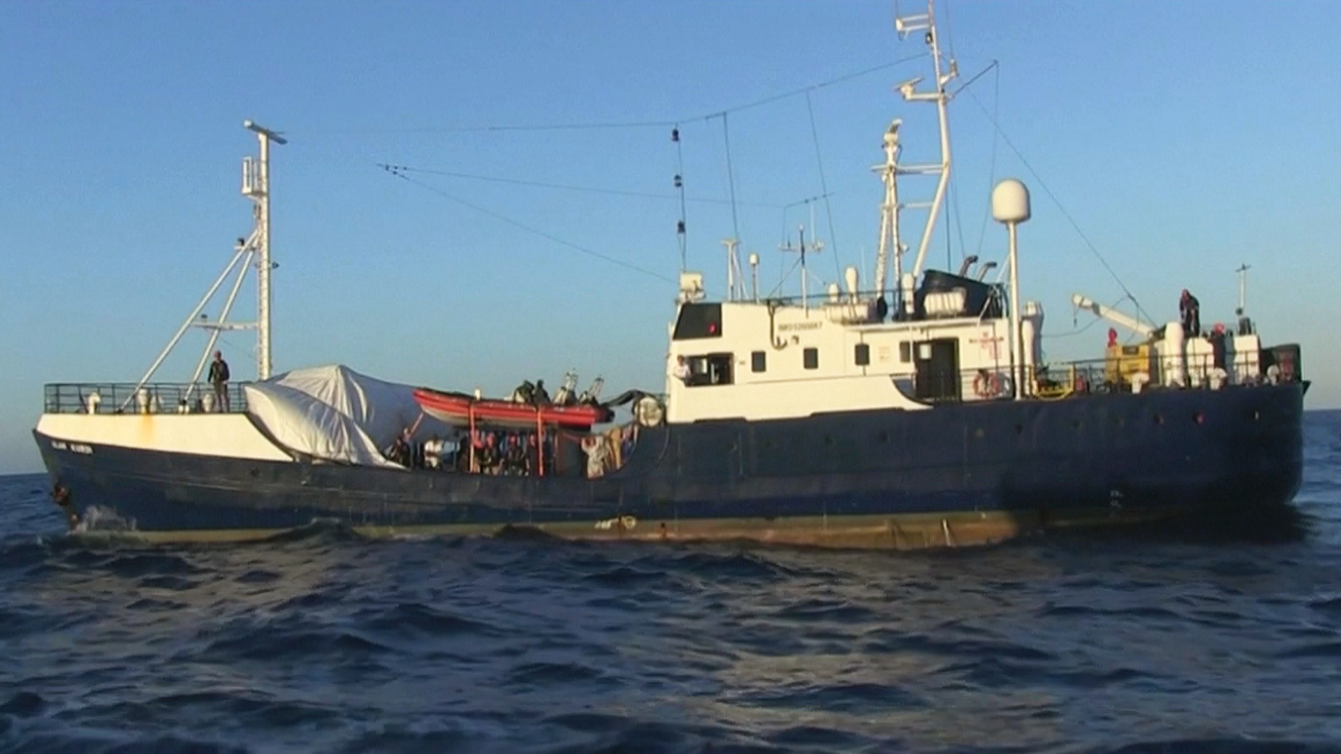 В Средиземном море более недели дрейфует судно с мигрантами