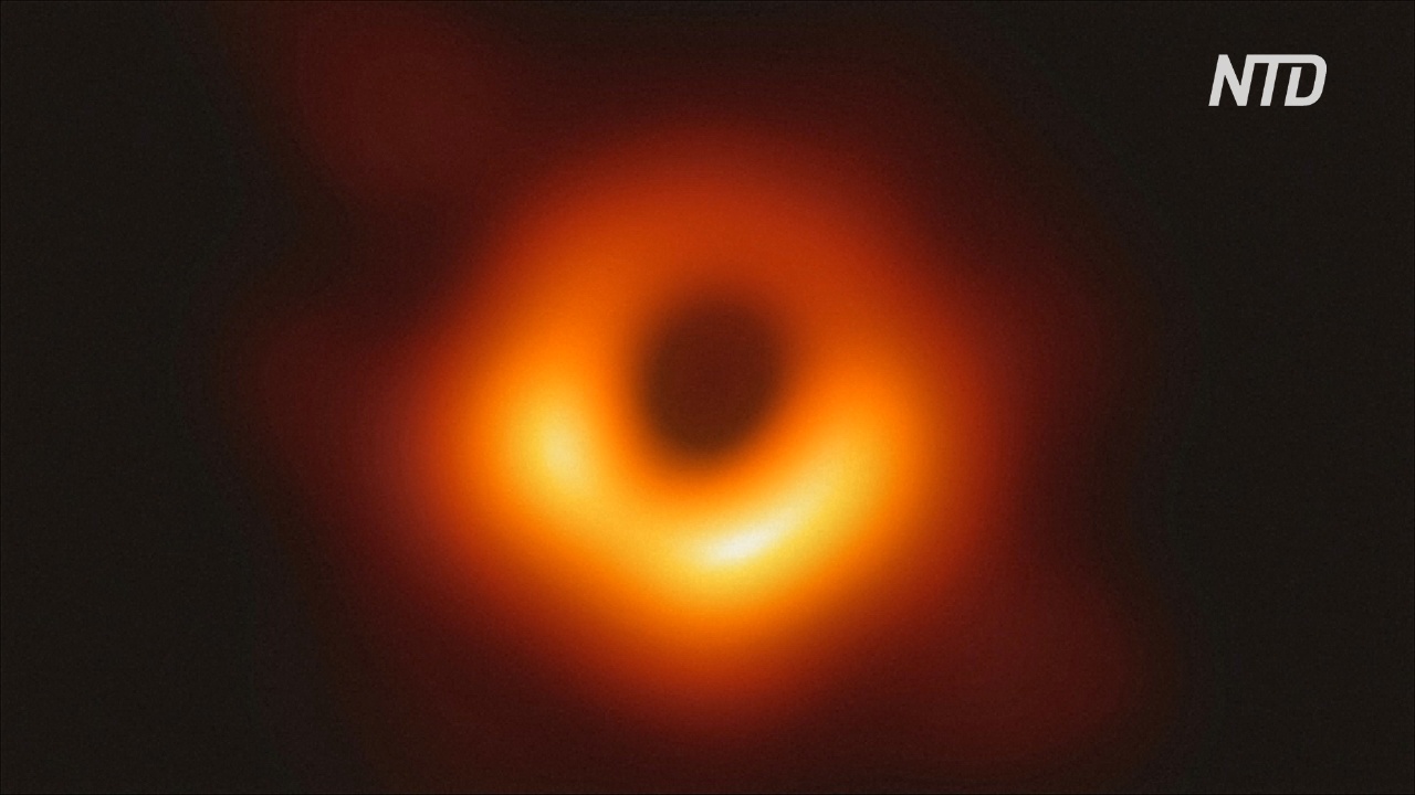 Учёные представили первое фото чёрной дыры