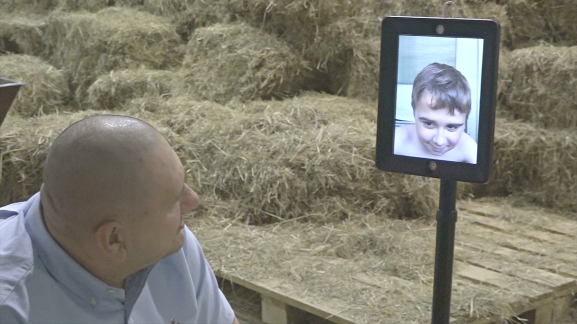 Дети в польской больнице «ходят» в зоопарк с помощью робота